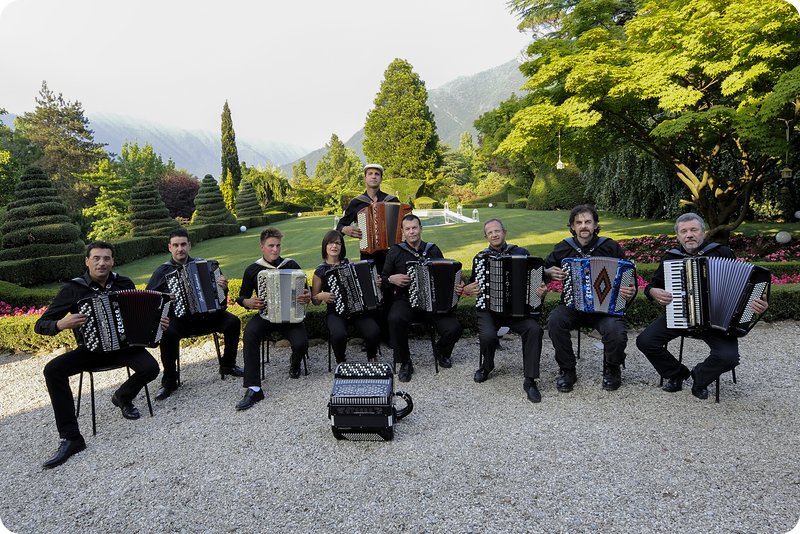 Gruppo di fisarmonicisti in un giardino