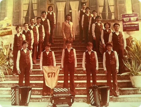 Il gruppo fisarmonicistico G77 sulla scalinata a Trescore Balneario, 1980